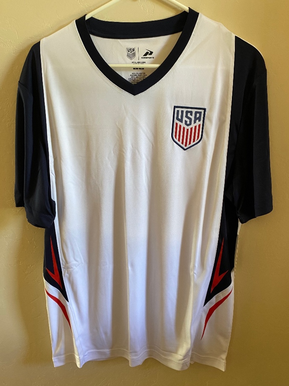 NWT Mens USA Soccer jersey Size Large White with red and blue